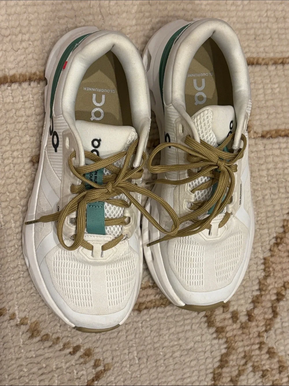 On Running  Cloudrunner White Sneakers with green Accent